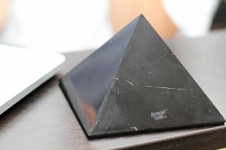 Šungitová pyramída 3 x 3 cm (rádius 1,6 m) - ŠUNGiT TiME