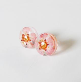 Bledoružové živicové antialergické napichovacie náušnice s kvetmi  (Handmade bledoružové antialergické kvetinové napichovacie náušnice 2)